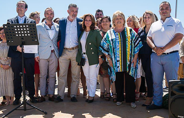 La candidata de VOX a la alcaldía de Marbella, Rosa María Calvente Martín junto a varios militantes de la formación en imagen de archivo //TWITTER de la agrupación de VOX en Marbella