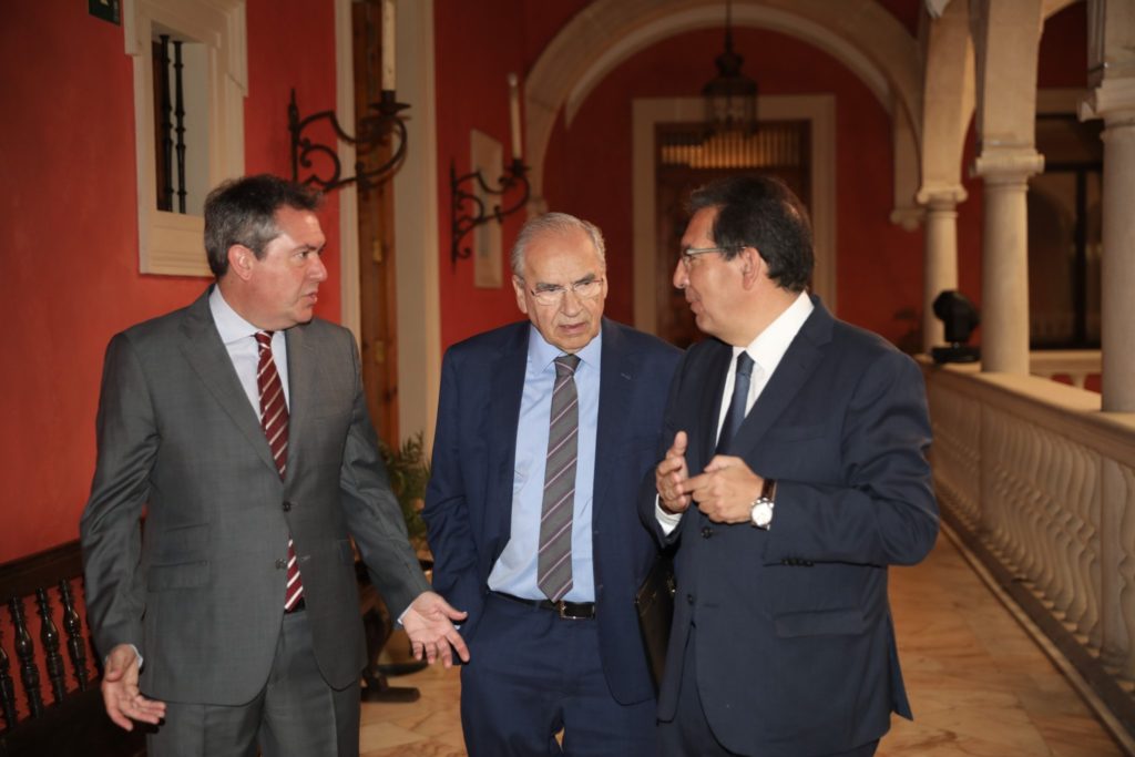 Alfonso Guerra flanqueado por el alcalde de Sevilla, Juan Espadas, y el presidente de Cajasol, Antonio Pulido, este jueves en los desayunos de Europa Press Andalucía. FOTO/ @EPAndalucia