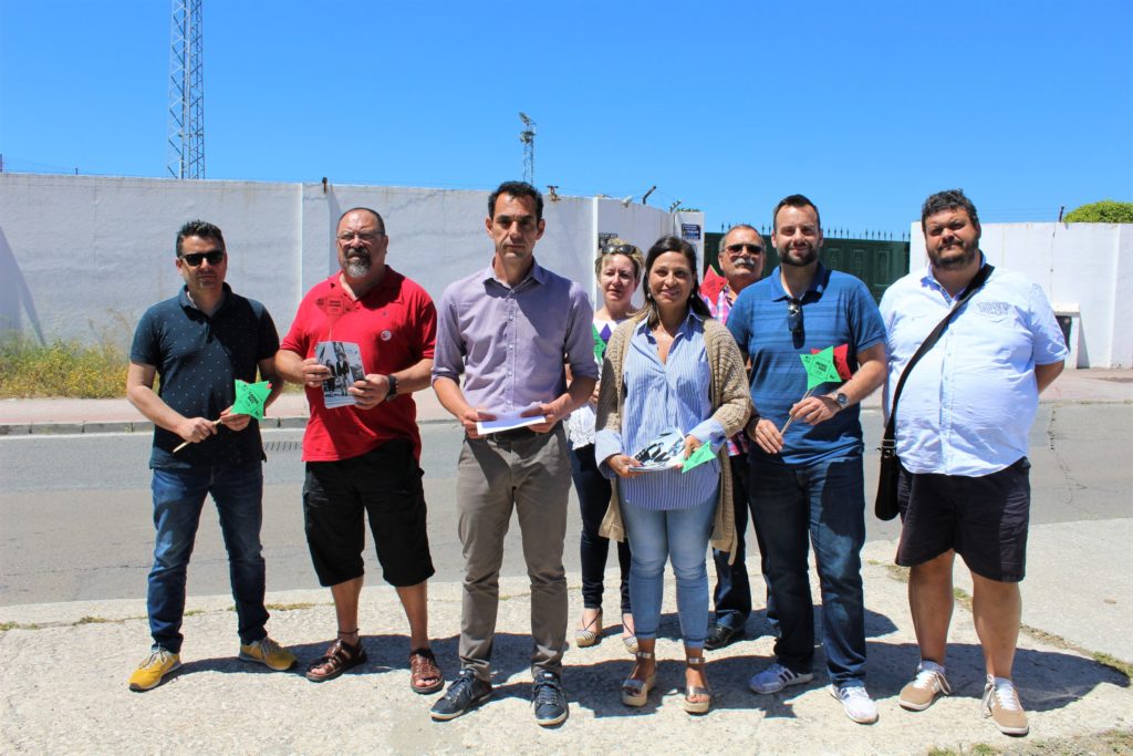 El candidato a la Alcaldía de IU, Miguel Díaz, en primer plano con su equipo este lunes frente a la finca incautada a Roca en San Pedro. FOTO/ IU
