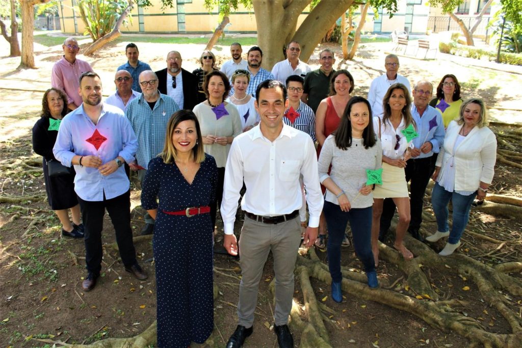 Los concejales Miguel Díaz y Victoria Morales junto al resto de integrantes de la lista de IU para el próximo 26 de mayo. FOTO/ IU