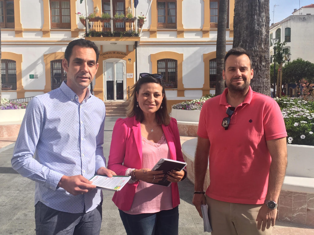 El candidato de IU a la Alcaldía de Marbella, Miguel Ángel Díaz, junto a los integrantes de su lista Victoria Morales y Manuel Núñez, este viernes en San Pedro. FOTO/ CABANILLAS