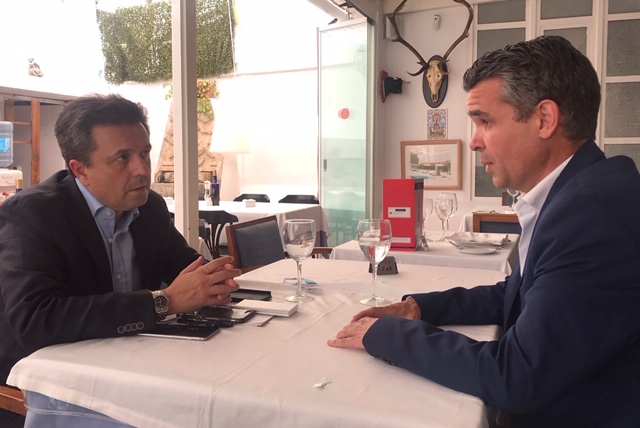 Un momento de la entrevista entre el candidato del PSOE, José Bernal, y el director de Marbella Confidencial, José Carlos Villanueva. FOTO/ CABANILLAS