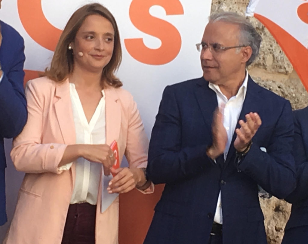 El exedil de Turismo de Marbella, José Luis Hernández, ahora 'número 2' de Ciudadanos, aplaude a la candidata a la Alcaldía, María García, este jueves. FOTO/ CABANILLAS
