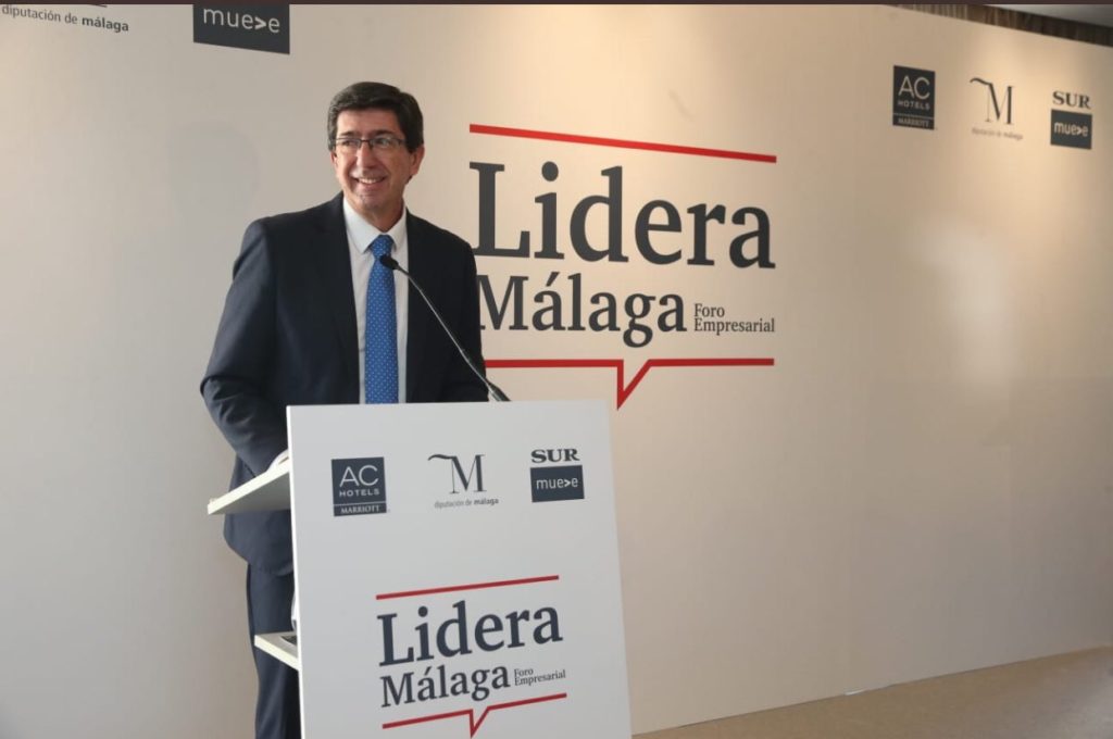 El vicepresidente de la Junta de Andalucía y consejero de Turismo, Juan Marín, este viernes en el foro organizado por diario Sur en Málaga. FOTO/ Twitter @SURDirecto