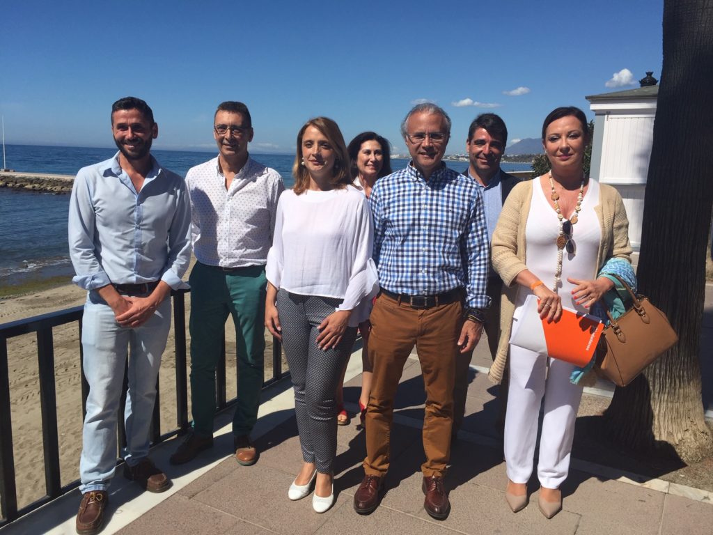 La cabeza de lista de la candidatura de Cs, María García (centro), junto a miembros de su candidatura, este lunes en la playa de La Venus. FOTO/ CABANILLAS