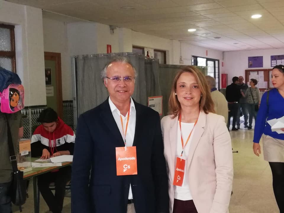 El 'número 2' de la lista de Ciudadanos en Marbella, José Luis Hernández, junto a la candidata a la Alcaldía, María García, el pasado 28 de abril durante la jornada electoral. FOTO/ Cs