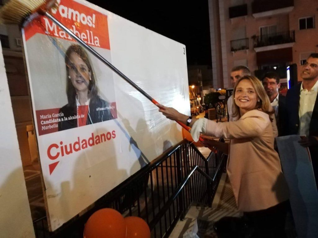 La candidata a la Alcaldía de Marbella por Ciudadanos, María García, en el arranque de la campaña electoral del pasado 10 de mayo, durante la pegada de carteles en San Pedro Alcántara. FOTO/ Ciudadanos