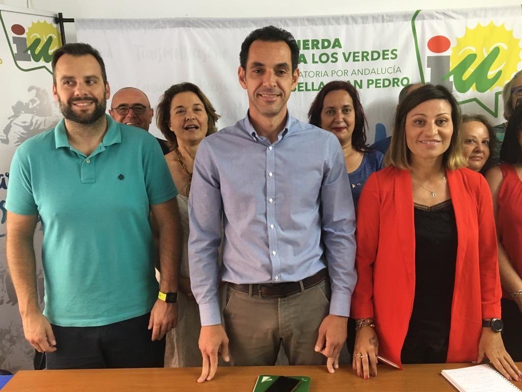 El coordinador de IU Marbella, Miguel Díaz (centro), junto a otros dirigentes de la formación este viernes en rueda de prensa. FOTO/ MC
