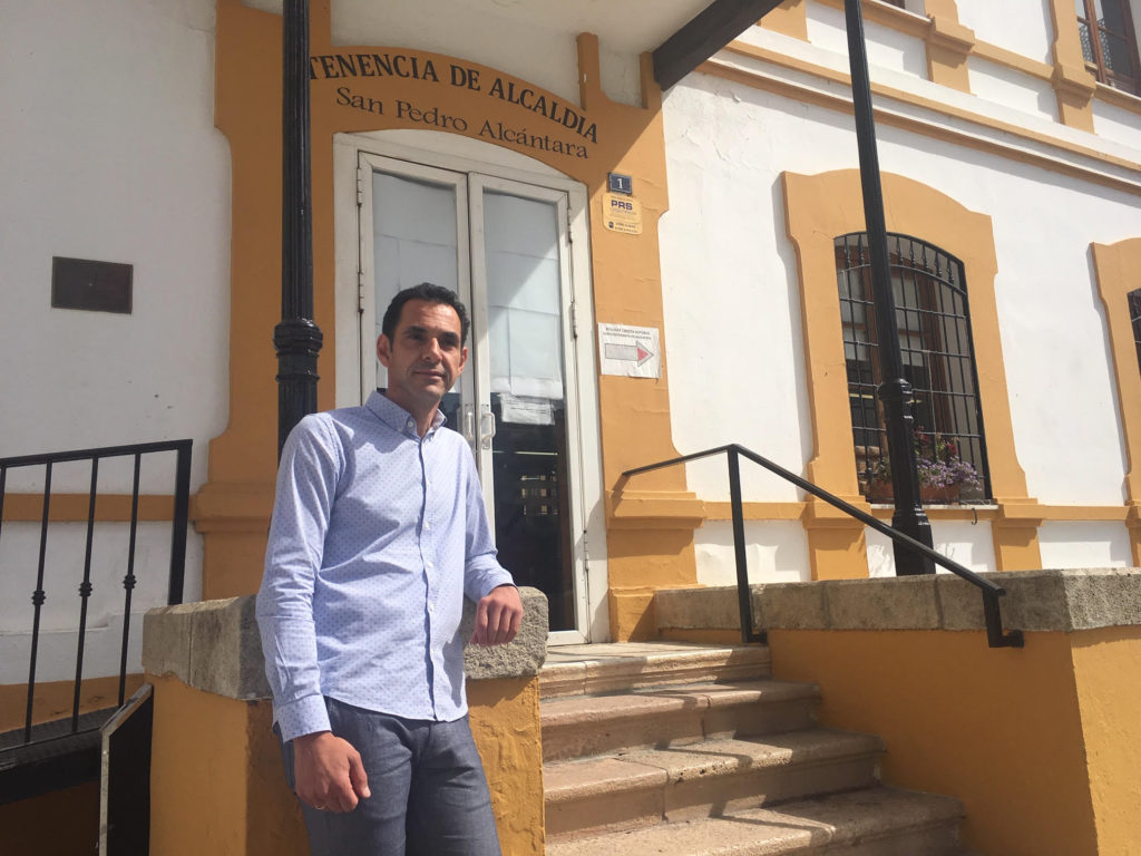 El candidato de IU en Marbella, Miguel Díaz, posa delante de la Tenencia de San Pedro Alcántara durante l entrevista con Marbella Confidencial. FOTO/ CABANILLAS