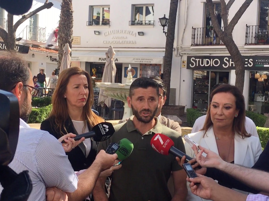 El exedil del PP y actual 'número 5' de Cs, Ángel Mora, atiende a los medios en sustitución de la candidata a la Alcaldía, María García, este miércoles. FOTO/ CABANILLAS