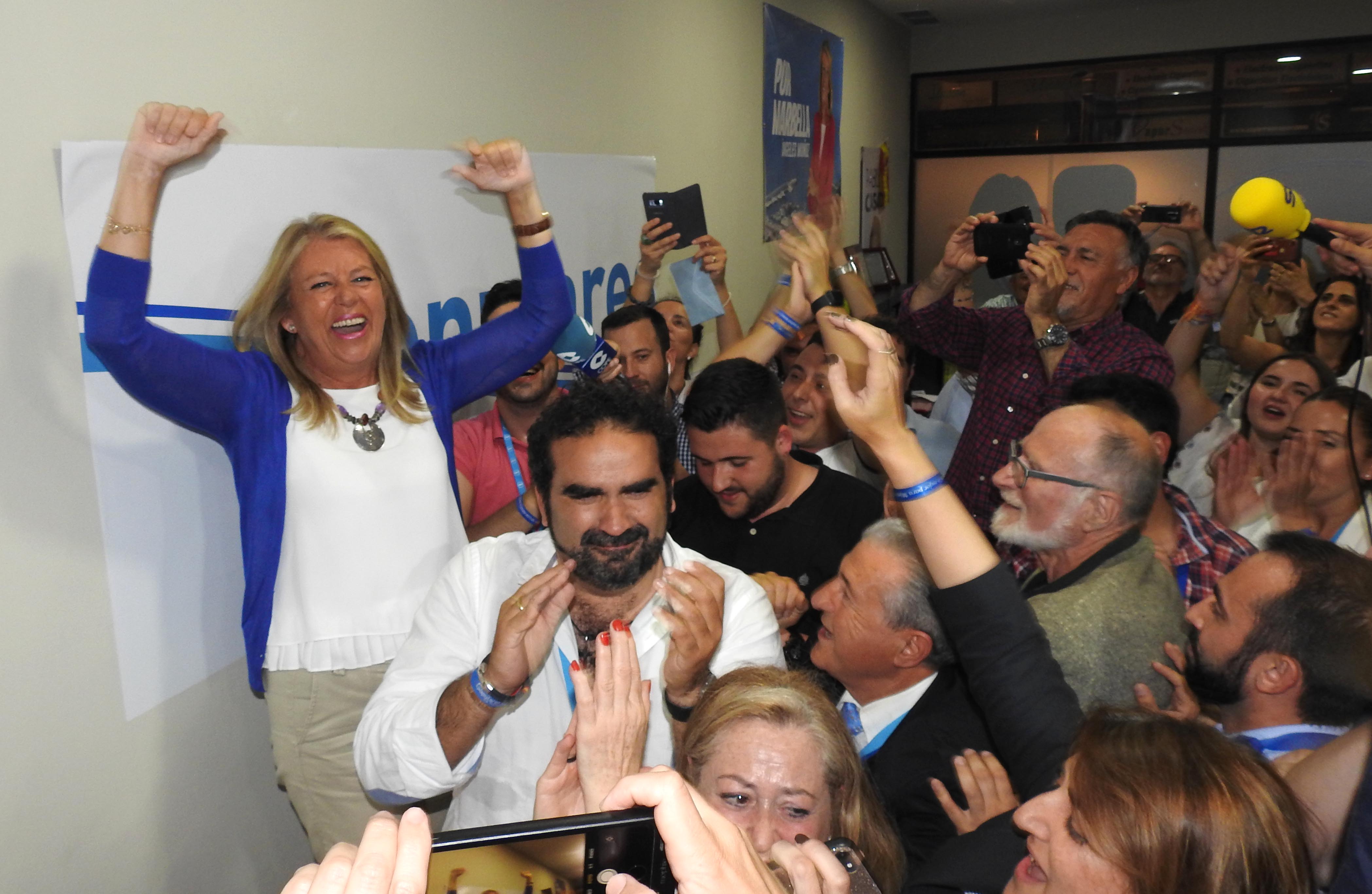 La candidata del PP de Marbella, Ángeles Muñoz, en el momento en el que se conocía la mayoría absoluta que le otorgaban sus catorce concejales. FOTO/ JAVIER MARTÍN