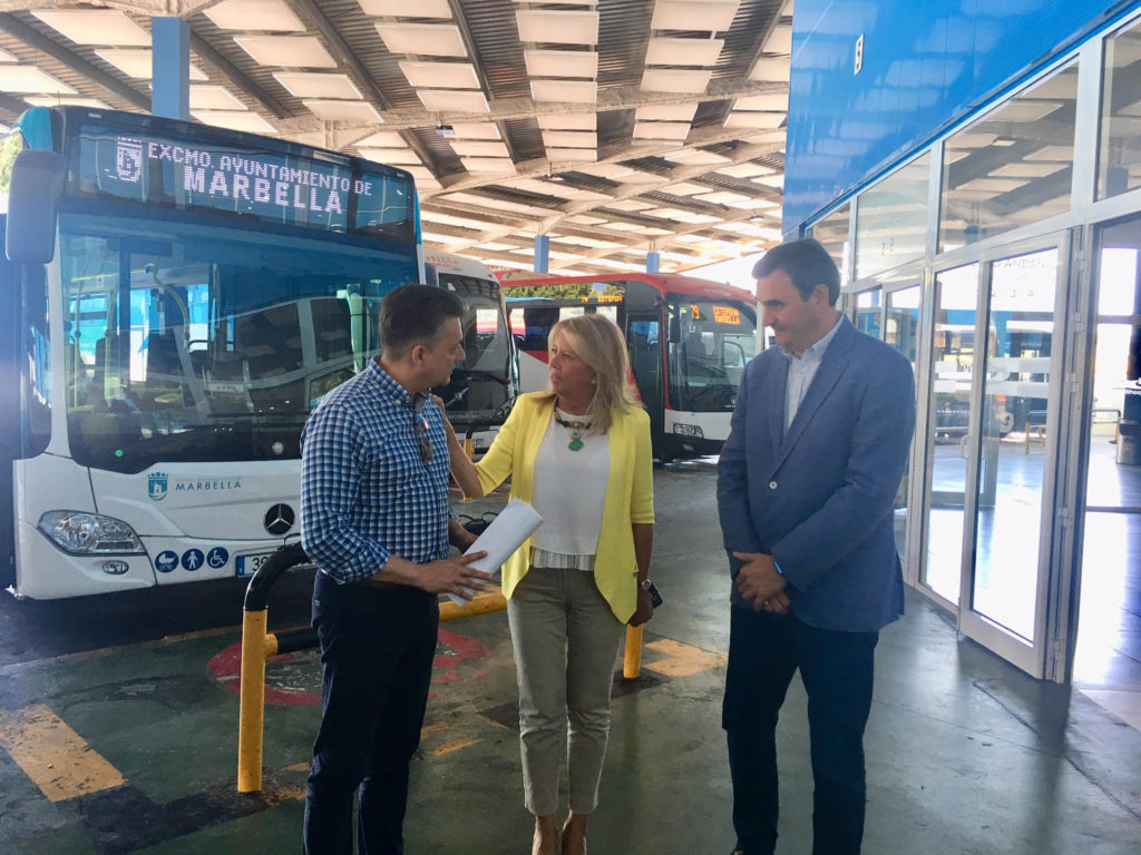 La candidata del PP a la Alcaldía de Marbella, Ángeles Muñoz, junto a Félix Romero (drcha) y un responsable de Portillo este miércoles. FOTO/ CABANILLAS