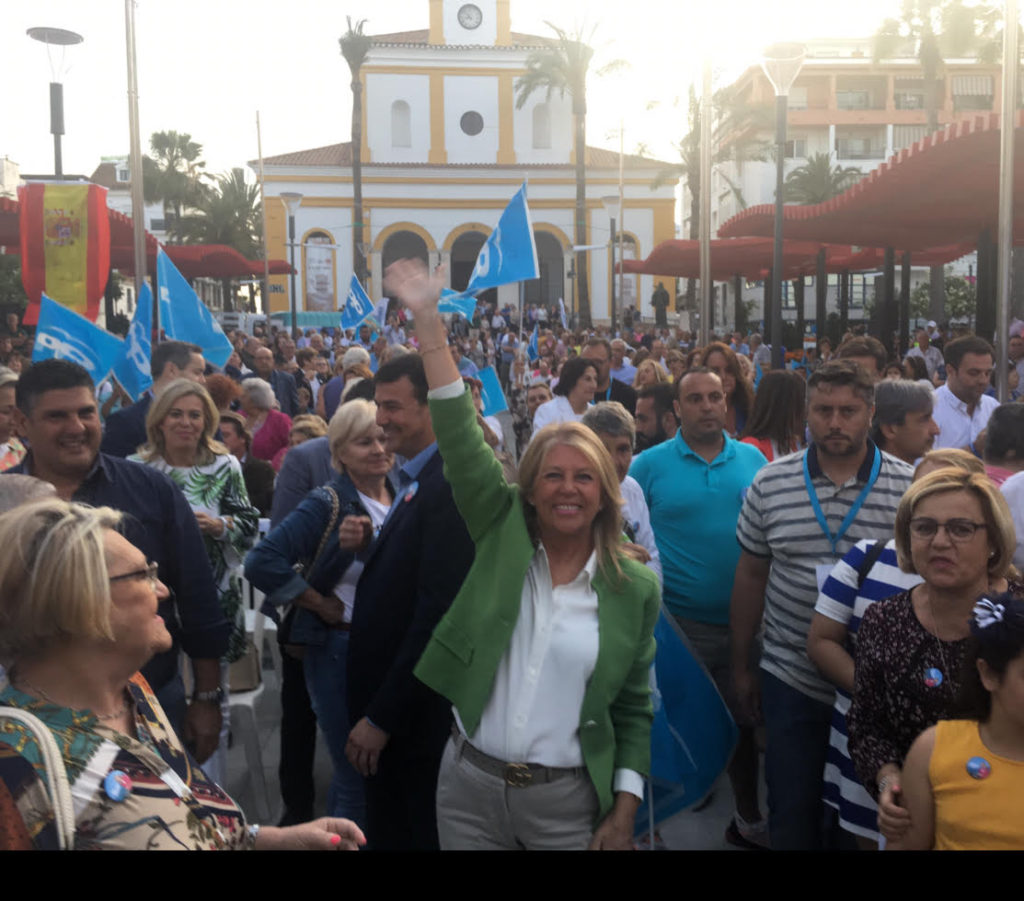 La candidata del PP a la reelección en Marbella, Ángeles Muñoz, saluda antes de iniciar el acto de este sábado en San Pedro Alcántara. FOTO/ CABANILLAS