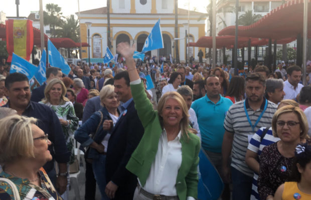 La candidata del PP a la reelección en Marbella, Ángeles Muñoz, saluda antes de iniciar el acto de este sábado en San Pedro Alcántara. FOTO/ CABANILLAS