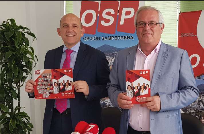 El concejal de Hacienda y Patrimonio, Manuel Osorio, a su vez presidente de OSP, junto al cabeza de lista del partido, Rafael Piña, este jueves en rueda de prensa. FOTO/ OSP