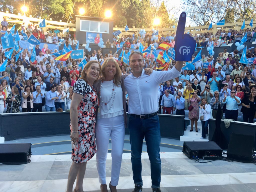 De izqda a drcha Ana Pastor, Ángeles Muñoz y Elías Bendodo al término del acto que han protagonizado en el auditorio del parque de la Constitución este sábado. FOTO/ CABANILLAS
