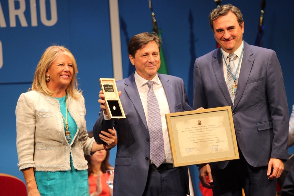 El director de Hospital Ochoa, Pedro Serrano (centro), flanqueado por la alcaldesa de Marbella, Ángeles Muñoz, y el primer teniente de alcalde, Félix Romero. FOTO/ MC