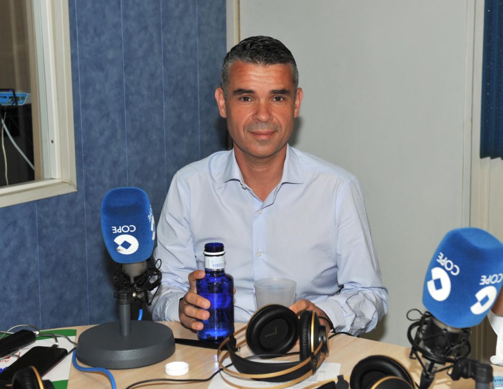 El exalcalde de Marbella y actual candidato a la Alcaldía del PSOE, Pepe Bernal, este lunes durante el debate a cinco que ha mantenido en COPE Marbella. FOTO/ JAVIER MARTÍN