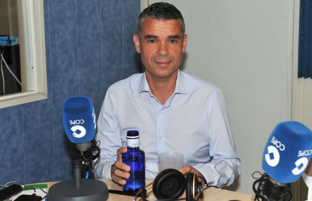 El exalcalde de Marbella y actual candidato a la Alcaldía del PSOE, Pepe Bernal, este lunes durante el debate a cinco que ha mantenido en COPE Marbella. FOTO/ JAVIER MARTÍN