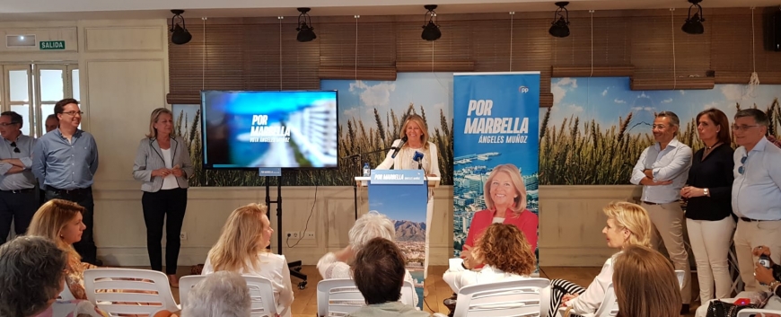 La candidata del PP, Ángeles Muñoz, este viernes al explicar a un grupo de vecinos y comerciantes el proyecto 'Plan Centro' Marbella. FOTO/ PP