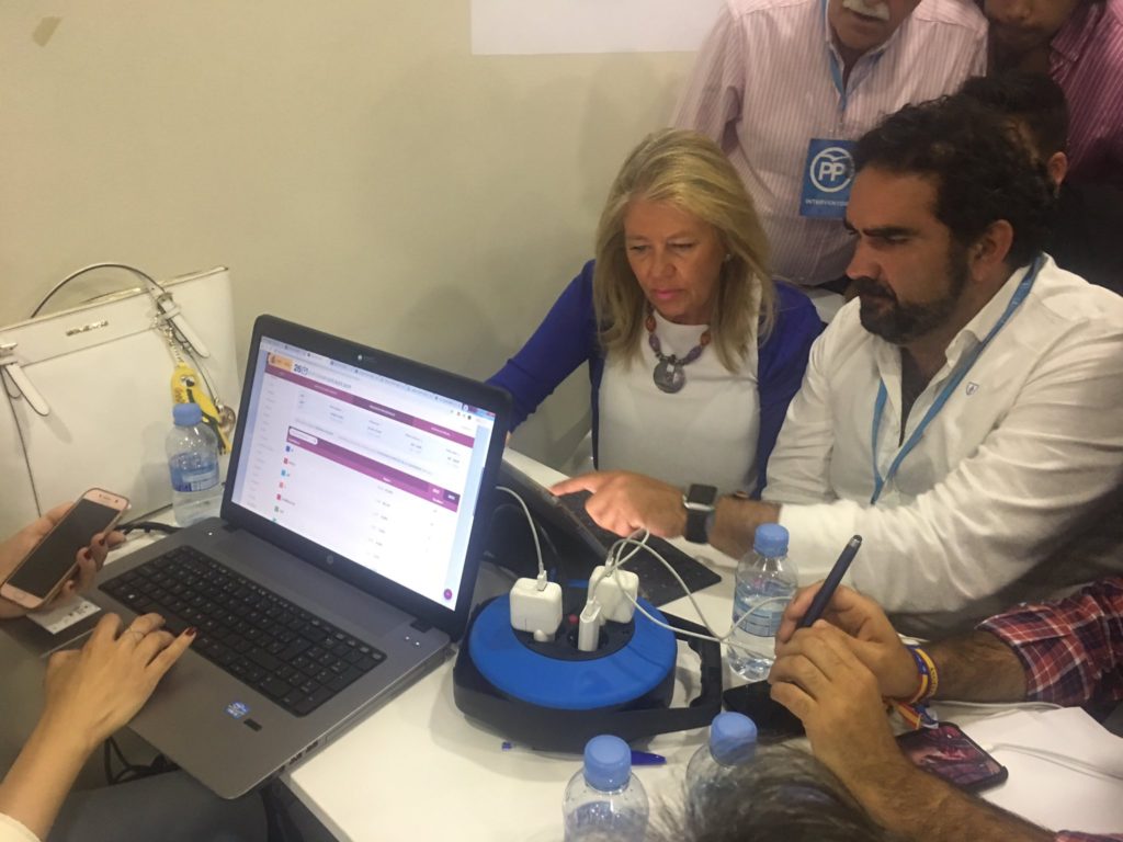 La alcaldesa de Marbella, Ángeles Muñoz, candidata del PP, junto al secretario general, Manuel Cardeña, consultan el escrutinio. FOTO/ CABANILLAS