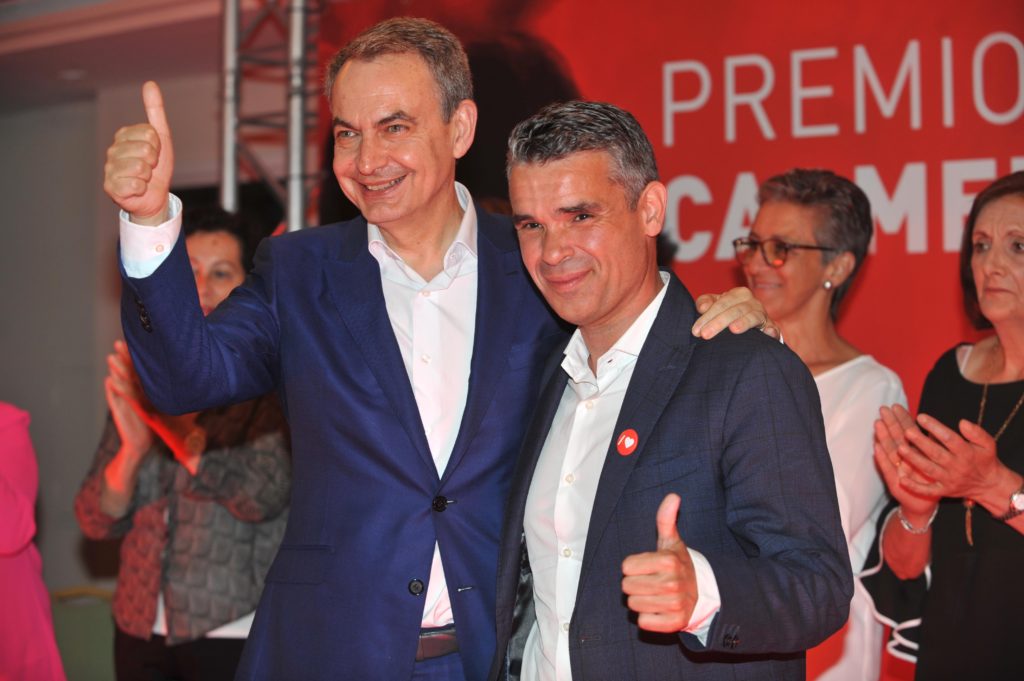 El expresidente del Gobierno José Luis Rodríguez Zapatero junto al candidato a la Alcaldía de Marbella, Pepe Bernal, este jueves durante el acto que ambos han protagonizado en el Hotel El Fuerte. FOTO/ JAVIER MARTÍN