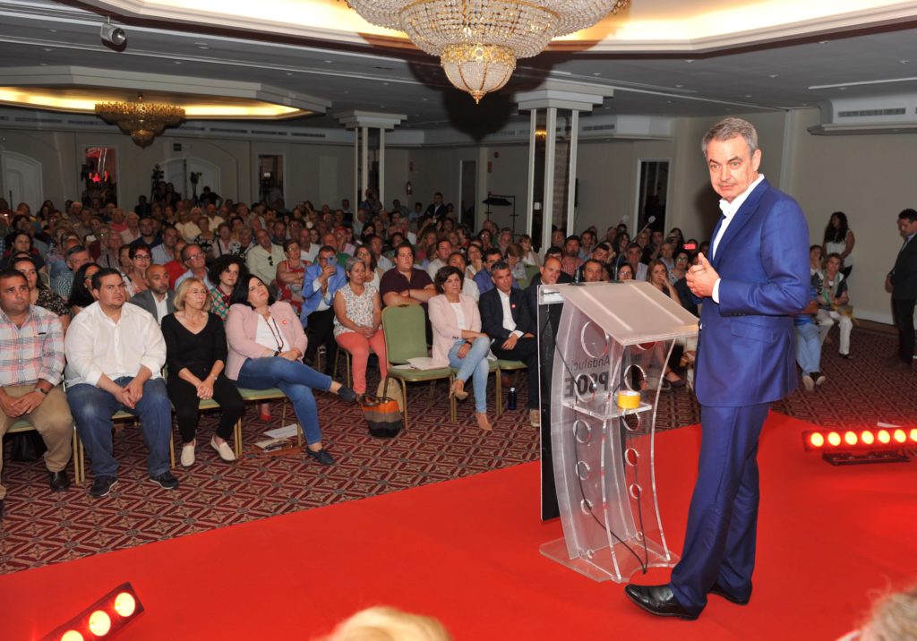 Zapatero se dirige a los asistentes durante su intervención en el acto de este jueves en Marbella. FOTO/ JAVIER MARTÍN