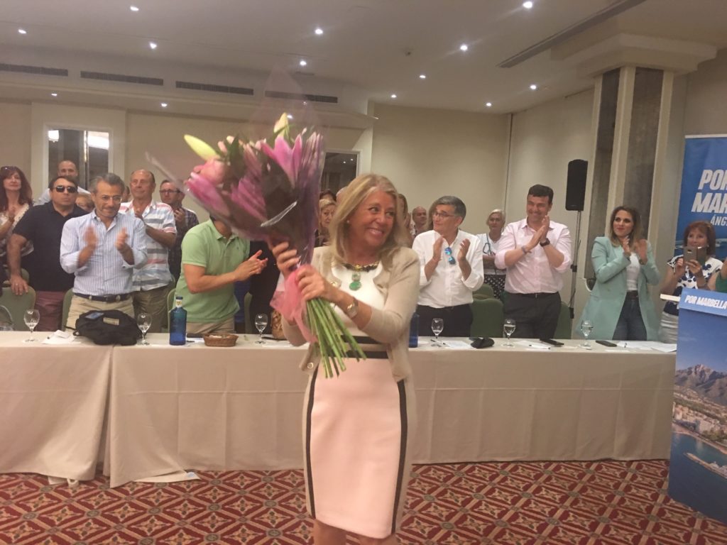 La alcaldesa electa, Ángeles Muñoz, recibe un ramo de flores al término del Comité Ejecutivo del PP que ella ha presidido este martes. FOTO/ CABANILLAS.