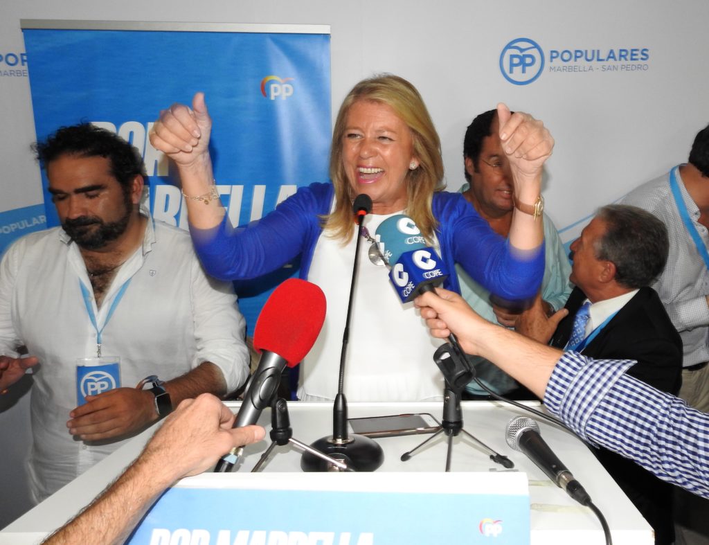 La candidata del PP, Ángeles Muñoz, en el momento de comparecer ante los medios ya en la madrugada del lunes. FOTO/ JAVIER MARTÍN