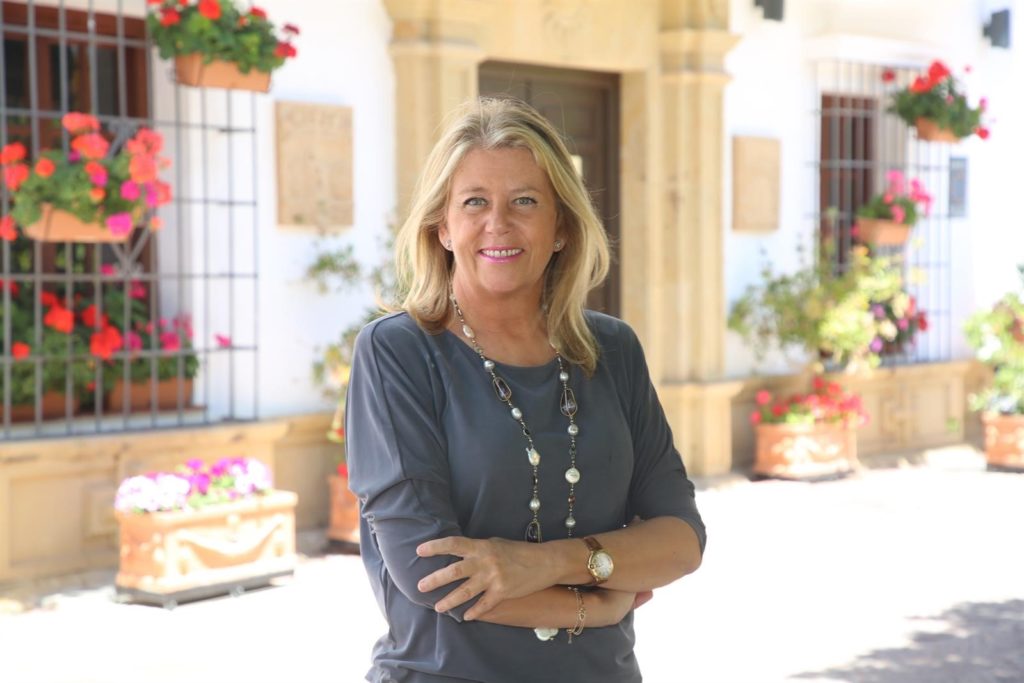 La alcaldesa de Marbella en funciones, Ángeles Muñoz, junto a la entrada del Ayuntamiento. FOTO/ Ayto de Marbella