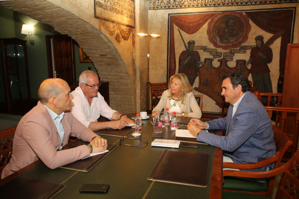 Imagen de la reunión mantenida este martes entre la alcaldesa en funciones, Ángeles Muñoz, junto al portavoz del PP, Félix Romero, con los dos ediles de OSP, Manuel Osorio y Rafael Piña. FOTO/ Ayto de Marbella