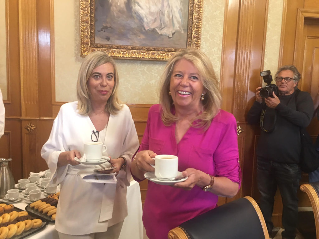 La alcaldesa de Marbella en funciones, Ángeles Muñoz, junto a la edil de Comunicación, Chela Figueira, al inicio del desayuno informativo celebrado este miércoles en el Ayuntamiento. FOTO/ CABANILLAS