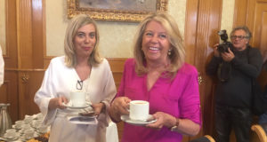 La alcaldesa de Marbella en funciones, Ángeles Muñoz, junto a la edil de Comunicación, Chela Figueira, al inicio del desayuno informativo celebrado este miércoles en el Ayuntamiento. FOTO/ CABANILLAS