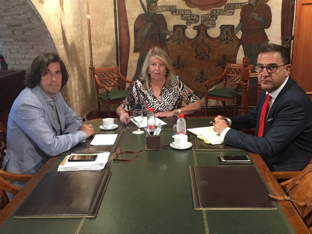 La alcaldesa de Marbella, Ángeles Muñoz, junto al delegado de Salud, Carlos Bautista (drcha) y el director de Alcaldía, Mario Ruiz, este viernes. FOTO/ Europa Press
