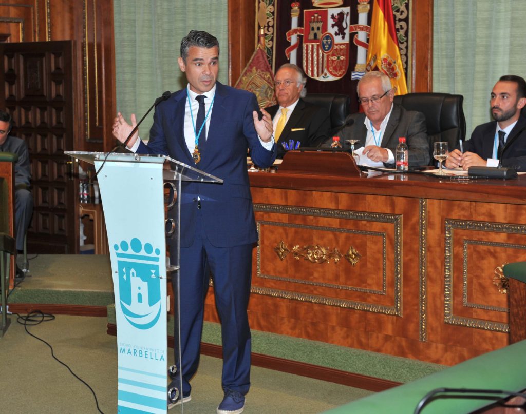 El portavoz del PSOE en el Ayuntamiento de Marbella y candidato a presidir la Diputación, José Bernal, el pasado 15 de junio, durante su discurso al tomar posesión del acta de concejal. FOTO/ JAVIER MARTÍN