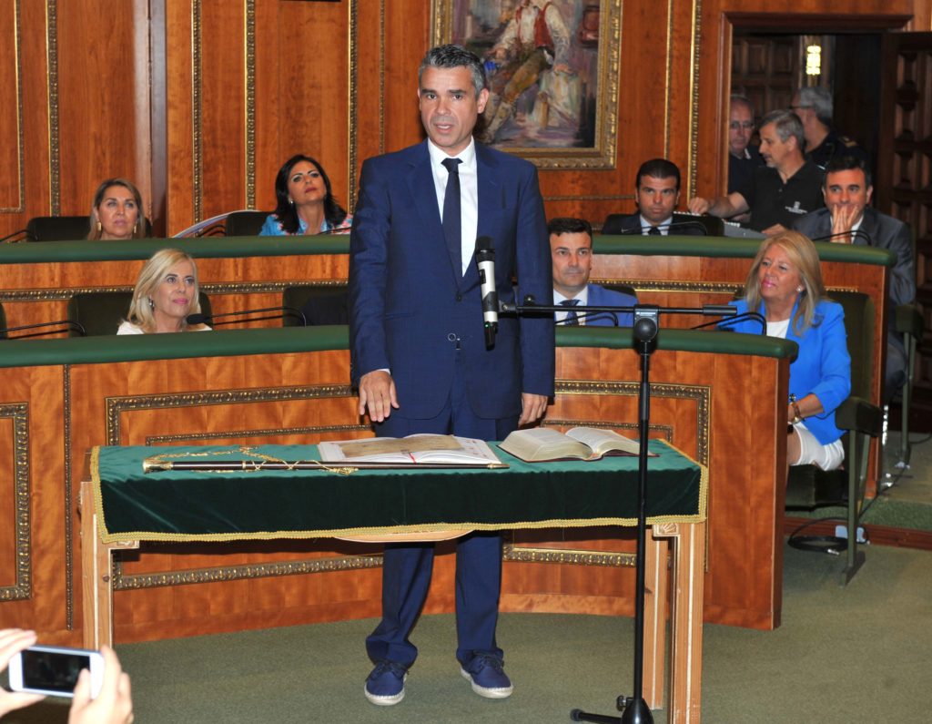 El exalcalde de Marbella José Bernal, actual portavoz del PSOE y líder de la oposición en el momento de prometer su cargo, ante la mirada de su sucesora, Ángeles Muñoz (PP) a la drcha de la imagen. FOTO/ JAVIER MARTÍN