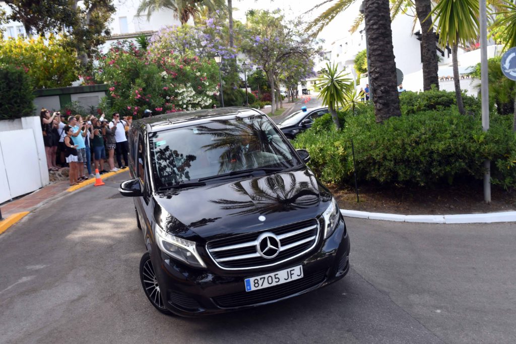 Imagen de la comitiva de vehículos que ha trasladado al expresidente Barak Obama hasta el Hotel Puente Romano de Marbella. FOTO/ CABANILLAS