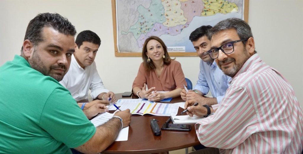 La secretaria general del PP de Málaga, Patricia Navarro, junto al resto de integrantes del equipo de pactos. FOTO/ PP