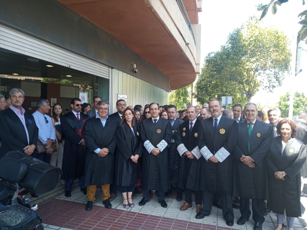 Imagen de la concentración a las puertas de los Juzgados de Primera Instancia de Marbella este miércoles. FOTO/ ICA Málaga