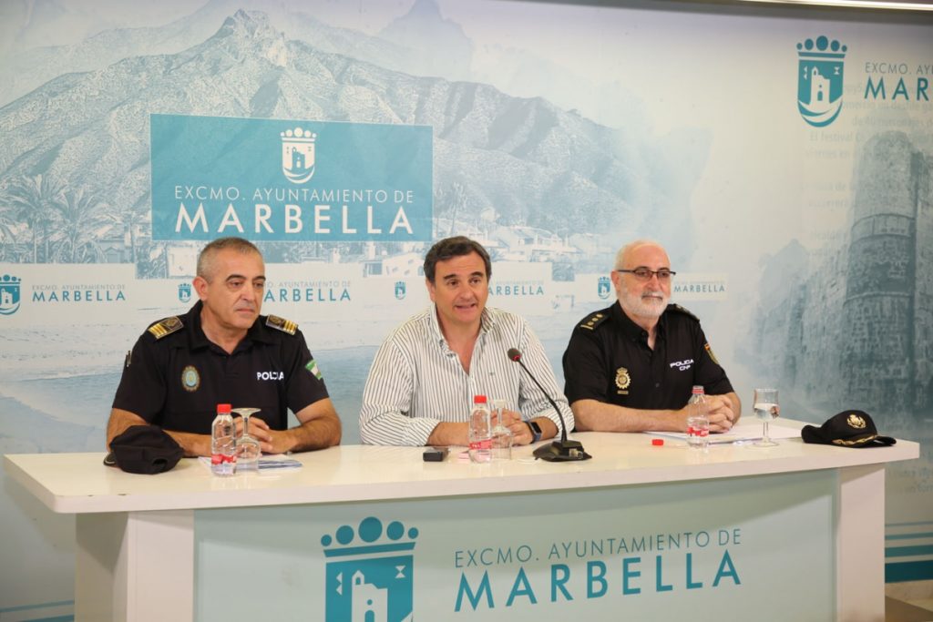 De izqda a drcha, el jefe de la Policía Local, Javier Martín; el portavoz del PP, Félix Romero, y el comisario jefe de la Policía Nacional, Enrique Lamelas. FOTO/ Ayto de Marbella