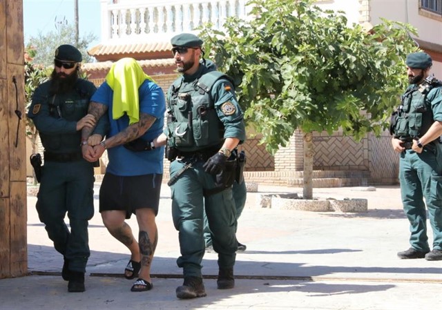 Agentes de la Guardia Civil durante una de las detenciones que se han practicado este martes. FOTO/ Europa Press