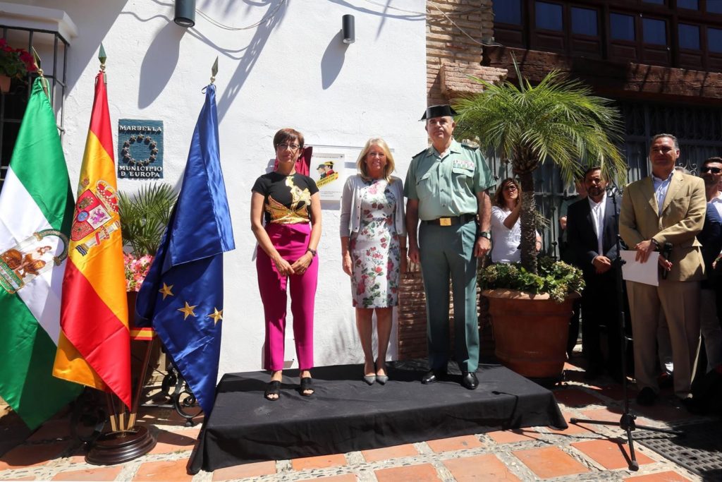 Imagen del acto de este lunes con la subdelegada del Gobierno, María Gámez; la alcaldesa de Marbella, Ángeles Muñoz, y el general jefe de la IV zona de la Guardia Civil, Manuel Contreras. FOTO/ Ayto de Marbella