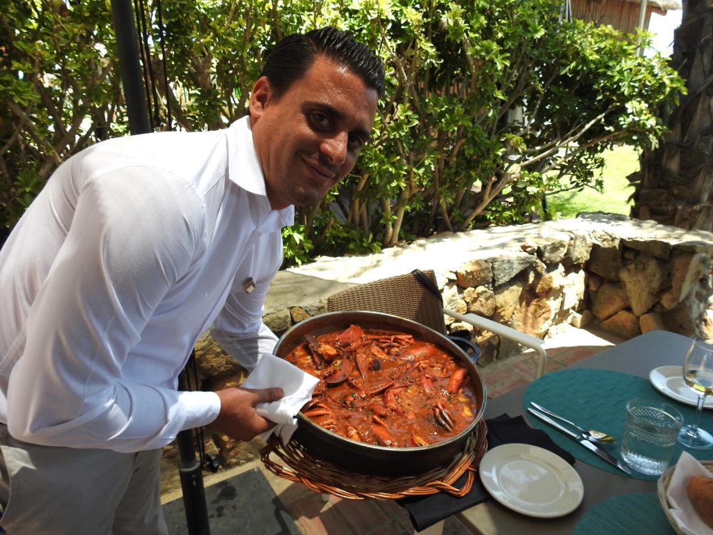 Imagen del arroz caldoso que se ha servido este miércoles en el beach club del Don Carlos como arranque de la temporada estival. FOTO/ JAVIER MARTÍN