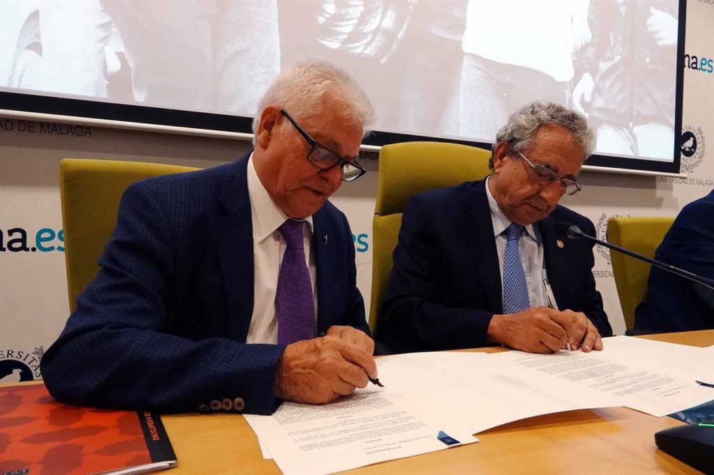 El veterano periodista Juan de Dios Mellado (izqda) junto al rector de la UMA , José Ángel Narváez, este martes durante la firma del acuerdo. Universidad de Málaga