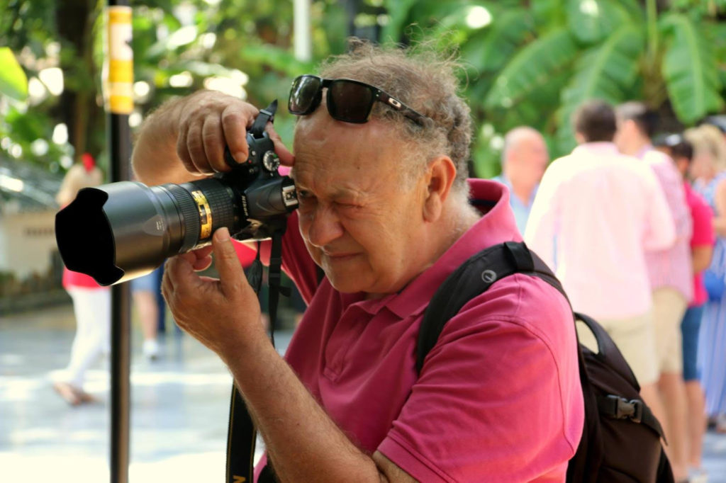 El fotoperiodista Andrés Lanza ejerciendo su trabajo en el centro de Marbella, en una imagen reciente. FOTO/ M.C.