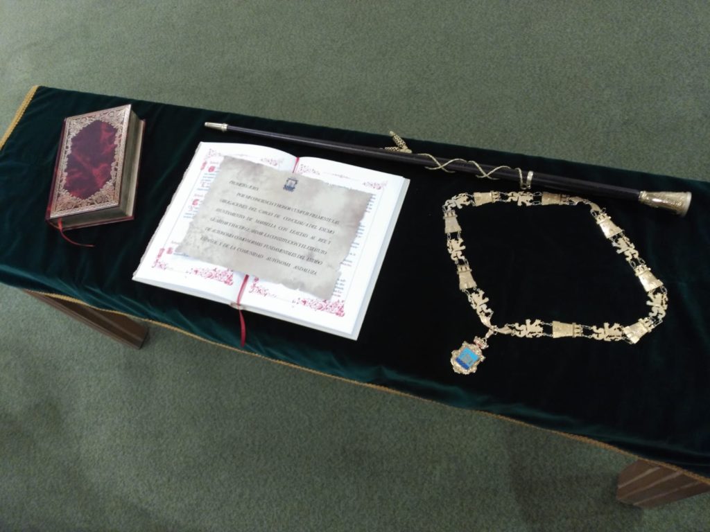 Imagen de la mesa habilitada el pasado sábado en el Ayuntamiento de Marbella en la que se depositan el bastón de mando y el collar propios de un alcalde. FOTO/ JAVIER MARTÍN