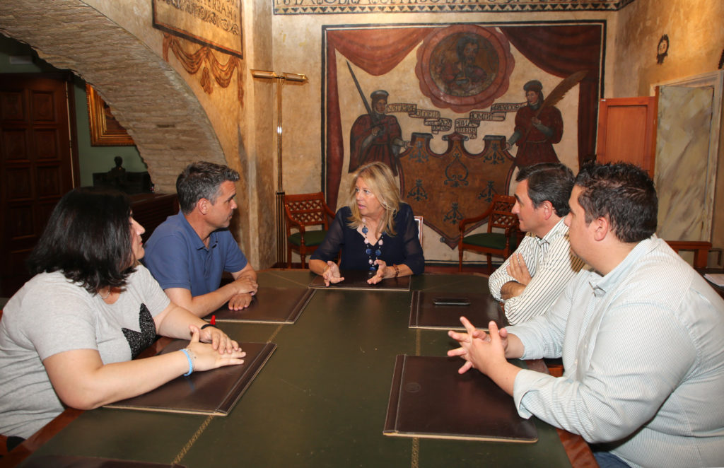 La alcaldesa en funciones de Marbella, Ángeles Muñoz, este miércoles reunida con José Bernal y tras ediles socialistas, así como el primer teniente de alcalde en funciones y portavoz del PP, Félix Romero. FOTO/ Ayto de Marbella