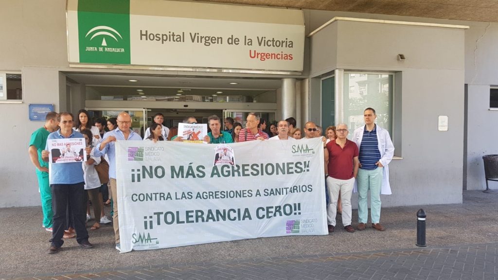 Imagen de la protesta protagonizada por médicos a las puertas del Hospital Clínico de Málaga. FOTO/ Sindicato Médico de Málaga. FOTO/ Sindicato Médico de Málaga