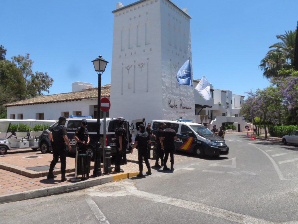 Efectivos de la Policía Nacional este viernes en el hotel Puente Romano de Marbella, durante la visita de Obama. FOTO/ CABANILLAS