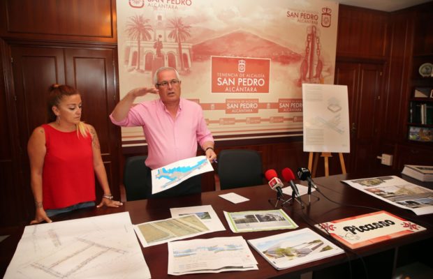 El teniente de alcalde de San Pedro en funciones, Rafael Piña, este viernes en rueda de prensa junto a la directora general de Cultura en San Pedro, Gema Midón. FOTO/ marbella.es